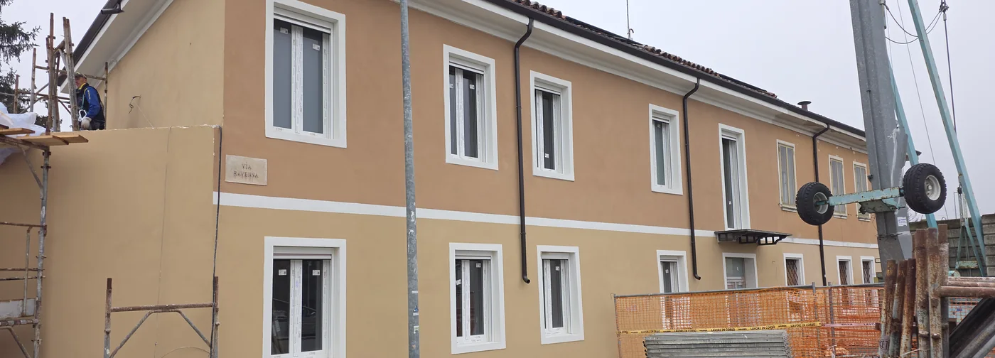 Clădire cu ferestre noi montate