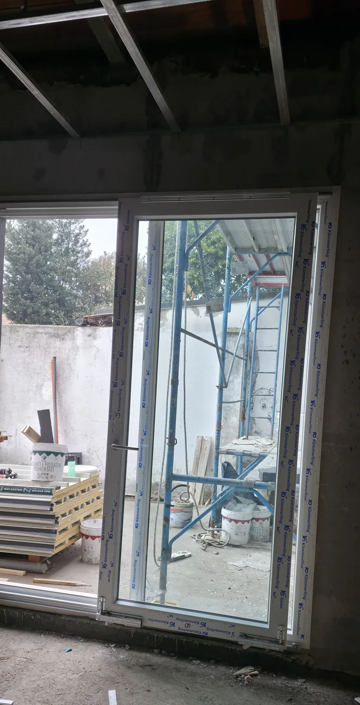 Interior cu pereți vitrați generoși
