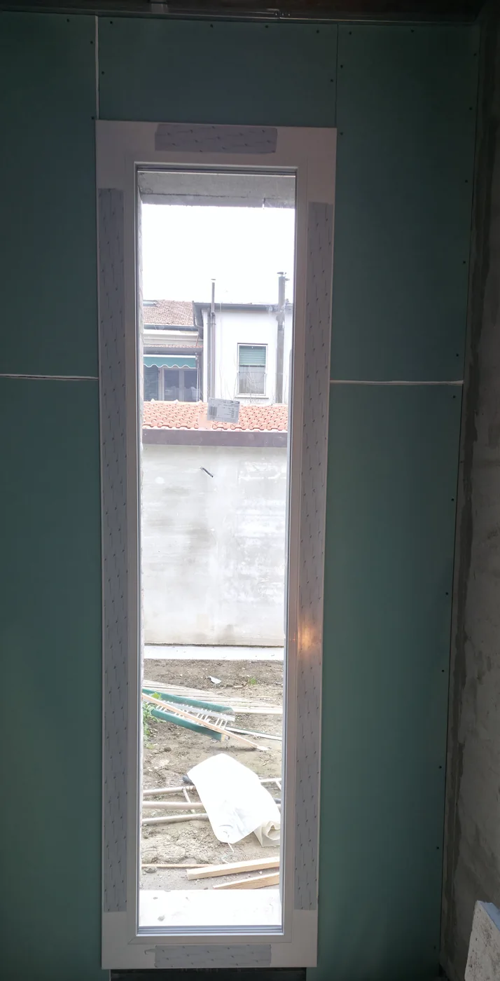 Spațiu luminos cu vitraje mari