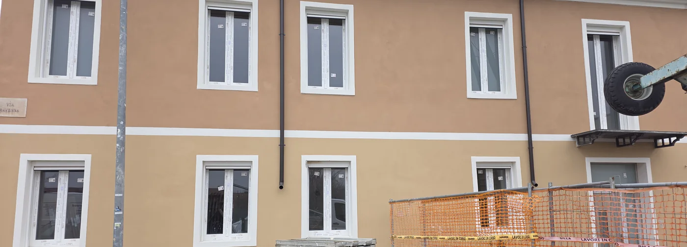 Fațadă cu tâmplărie nouă
